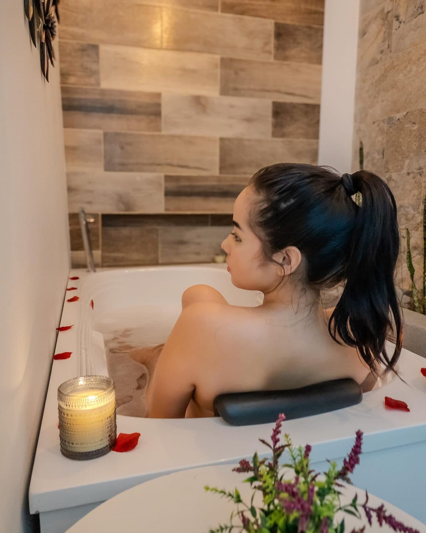 Jacuzzi aromático con pétalos y velas