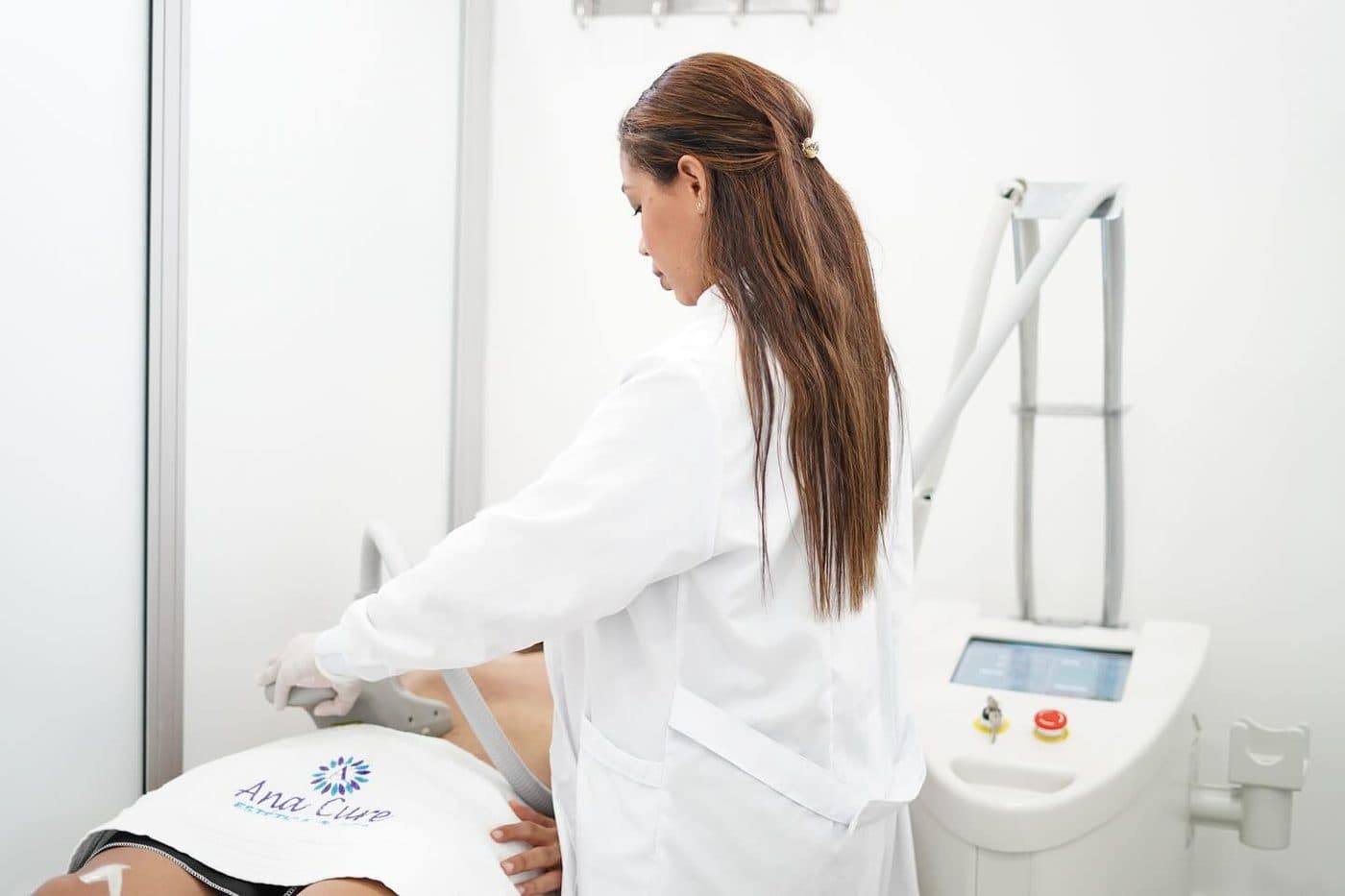 Valoración y tratamiento con aparatología en Ana Cure