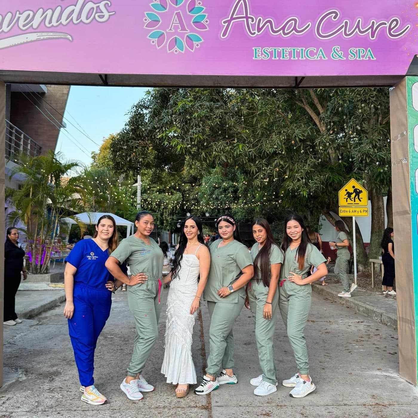 Fachada de Ana Cure Estética & Spa en El Banco, con el equipo en la entrada